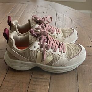 Veja Venturi Sneaker size 7